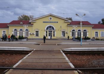 З дронів розстріляли росіяни вокзал у Хутір-Михайлівському під час зупинки потягу: є поранені