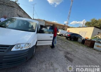 Завезли у ліс і погрожували пістолетом: на Сумщині троє молодиків зґвалтували неповнолітню дівчину