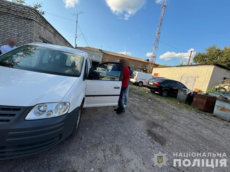 Завезли у ліс і погрожували пістолетом: на Сумщині троє молодиків зґвалтували неповнолітню дівчину