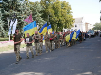 ЗЛЕТІВ ДО НЕБЕС, ЩОБ РОЗПРАВИТИ КРИЛА НАД УКРАЇНОЮ: РОМЕНСЬКА ГРОМАДА ПРОВЕЛА В ОСТАННЮ ПУТЬ ГЕРОЯ – ЮРІЯ ПИВОВАРОВА