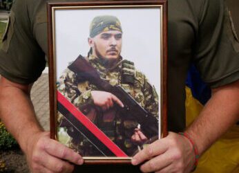 ЗЛЕТІВ ДО НЕБЕС, ЩОБ РОЗПРАВИТИ КРИЛА НАД УКРАЇНОЮ: РОМЕНСЬКА ГРОМАДА ПРОВЕЛА В ОСТАННЮ ПУТЬ ГЕРОЯ – ЮРІЯ ПИВОВАРОВА