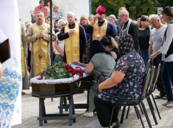 ЗЛЕТІВ ДО НЕБЕС, ЩОБ РОЗПРАВИТИ КРИЛА НАД УКРАЇНОЮ: РОМЕНСЬКА ГРОМАДА ПРОВЕЛА В ОСТАННЮ ПУТЬ ГЕРОЯ – ЮРІЯ ПИВОВАРОВА