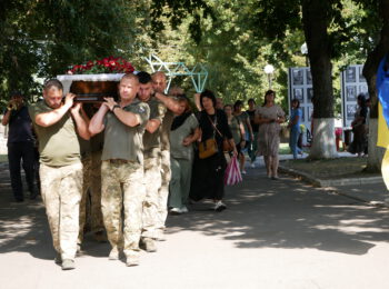 ЗЛЕТІВ ДО НЕБЕС, ЩОБ РОЗПРАВИТИ КРИЛА НАД УКРАЇНОЮ: РОМЕНСЬКА ГРОМАДА ПРОВЕЛА В ОСТАННЮ ПУТЬ ГЕРОЯ – ЮРІЯ ПИВОВАРОВА