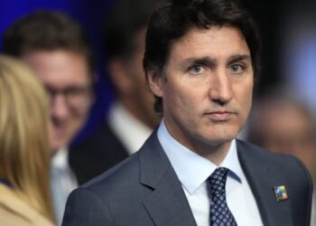 Жертви через обстріл Миколаєва, Канада висилає дипломатів Індії та підрив дороги між Кореями: новини 15 жовтня