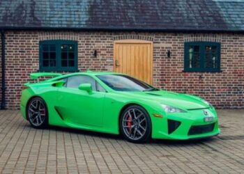 Яскрава капсула часу: виявлено 12-річний суперкар Lexus із пробігом 1350 км (ФОТО)