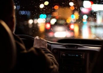 Вісім важливих правил нічної їзди, які рятують українських водіїв від аварії та штрафу