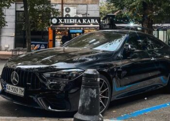 У Києві помітили новітній потужний спорткар Mercedes (ФОТО)