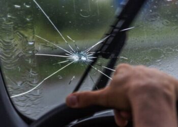 Штраф за тріщини на лобовому склі автомобіля: чи законно це в Україні?