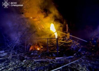 У Сумах рятувальники ліквідували пожежу, яка виникла внаслідок ворожого удару