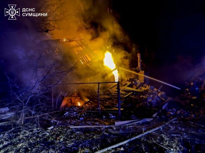 У Сумах рятувальники ліквідували пожежу, яка виникла внаслідок ворожого удару