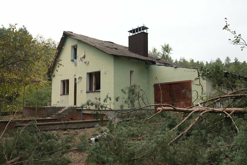 Власники пошкоджених будинків розповіли про обстріл Стецьківки на Сумщині