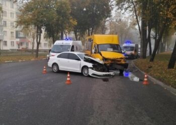 У Сумах Volkswagen врізався в маршрутку: постраждали 5 пасажирів та водій легковика