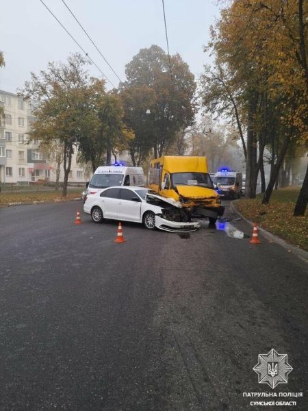 У Сумах Volkswagen врізався в маршрутку: постраждали 5 пасажирів та водій легковика