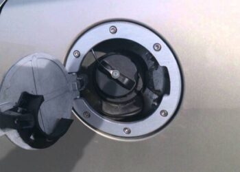 Чому на сучасні автомобілі рідше встановлюють кришку паливного бака