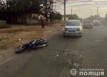 У Конотопі 14-річний мотоцикліст врізався в Volkswagen: підлітка госпіталізували