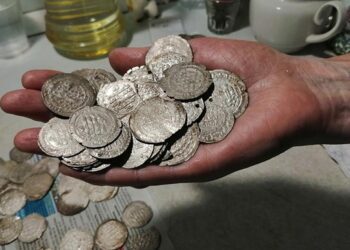 Скарб часів Київської Русі знайшли в Новгороді: срібні монети і коштовності