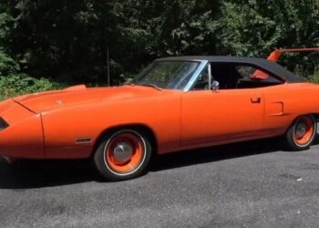 Капсула часу за $300 000: виявлено культовий спорткар 70-х у новому стані (ВІДЕО)