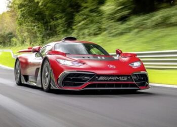 Екстремальний суперкар Mercedes установив новий рекорд швидкості (ВІДЕО)