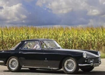 На аукціон виставили вінтажний суперкар Ferrari Анджеліни Джолі (ВІДЕО)