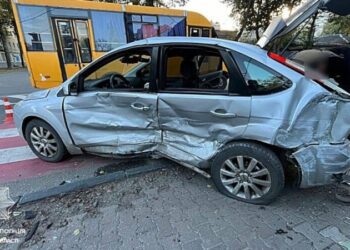 Не надав переваги в русі: у Сумах Ford Focus врізався в BMW