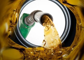 Присадка-стабілізатор для ДП: навіщо водії заливають її в паливний бак автомобіля