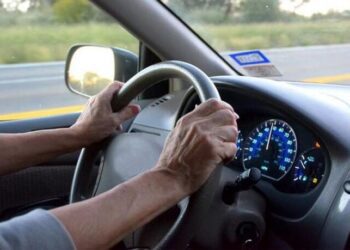 Патрульний нагадав водіям про життєво важливу кнопку в автомобілі