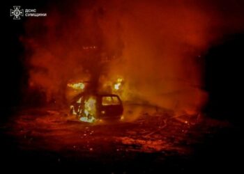 Ворог атакував рятувальників Сумщини: через повторний удар пошкоджено пожежний автомобіль