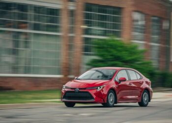 Десять японських гібридних автомобілів, які краще купувати вживаними