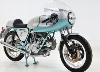 Старий 50-річний мотоцикл пішов із молотка за ціною нового Bentley (ФОТО)