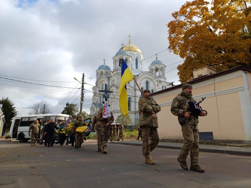 Глухівська громада попрощалися із захисником В’ячеславом Косолапом