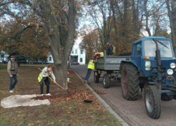 Конотопські комунальники продовжують прибирання вулиць