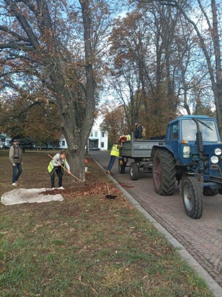 Конотопські комунальники продовжують прибирання вулиць