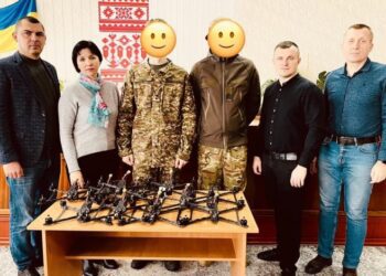 Кролевчани передали захисникам FPV-дрони та прожектор Bandera Flashlight