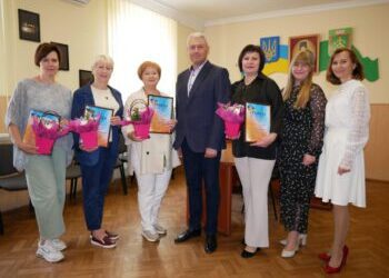 МІСЬКИЙ ГОЛОВА ОЛЕГ СТОГНІЙ ВІДЗНАЧИВ КРАЩИХ ПЕДАГОГІВ РОМЕНСЬКОЇ ГРОМАДИ