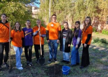Молодь Конотопа організувала патріотичну еко-акцію “Яблуневий сад майбутнього”