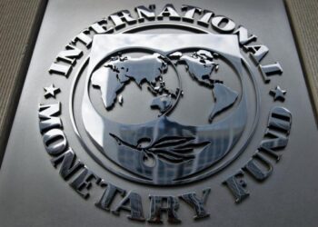 МВФ погіршив прогноз зростання світової економіки, попередивши про ризики, – Bloomberg