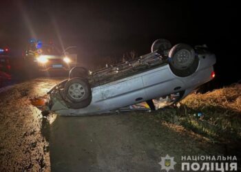 На автодорозі Конотоп-Ромни автівка влетіла в габіон і перевернулася