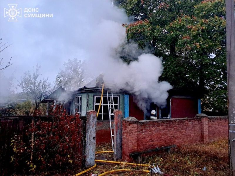 На Конотопщині рятувальники разом з працівниками добровільної пожежної команди ліквідували загоряння будинку