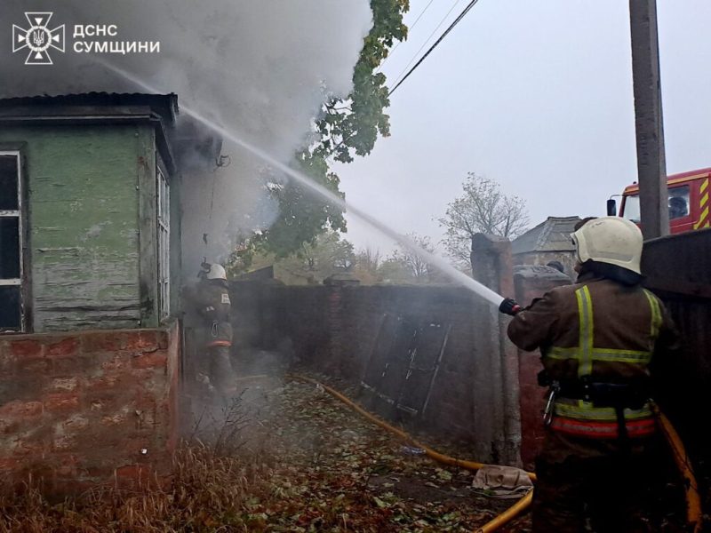 На Конотопщині рятувальники разом з працівниками добровільної пожежної команди ліквідували загоряння будинку