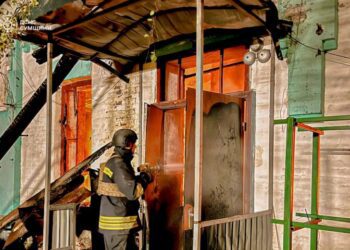 На прикордонні Сумщини рятувальники ліквідували пожежу в навчальному закладі, яку спричинив ворожий обстріл