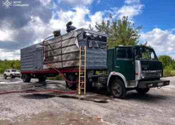 На Шосткинщині загорілась вантажівка з деревним вугіллям (+відео)