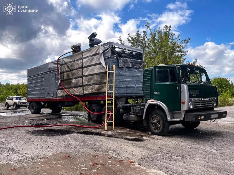 На Шосткинщині загорілась вантажівка з деревним вугіллям (+відео)