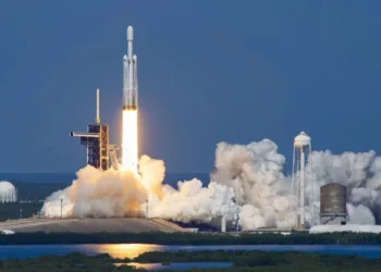 NASA і SpaceX запустили корабель для дослідження супутника Юпітера, який може бути придатним для життя