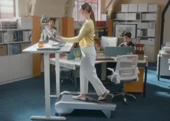 Натхнений культовою Tesla CyberTruck: американська компанія розробила бігову доріжку, якою можна ходити під час роботи за столом