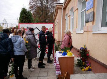 НАВІКИ В НАШІЙ ПАМ’ЯТІ: У РОМЕНСЬКІЙ ГРОМАДІ ВІДКРИТО ДОШКУ ЗАГИБЛОМУ ВОЇНУ ІГОРЮ ГАЛАГАНУ