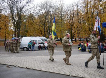 НАВІКИ В СТРОЮ: РОМЕНСЬКА ГРОМАДА ПОПРОЩАЛАСЯ ІЗ ВІДВАЖНИМ ЗАХИСНИКОМ УКРАЇНИ ОЛЕКСАНДРОМ МЕЛЬНИКОМ