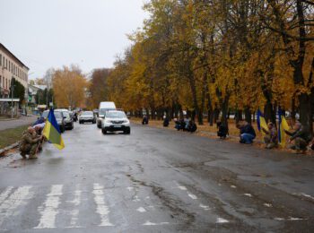 НАВІКИ В СТРОЮ: РОМЕНСЬКА ГРОМАДА ПОПРОЩАЛАСЯ ІЗ ВІДВАЖНИМ ЗАХИСНИКОМ УКРАЇНИ ОЛЕКСАНДРОМ МЕЛЬНИКОМ