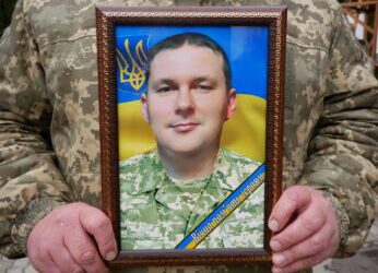 НАВІКИ В СТРОЮ: РОМЕНСЬКА ГРОМАДА ПОПРОЩАЛАСЯ ІЗ ВІДВАЖНИМ ЗАХИСНИКОМ УКРАЇНИ ОЛЕКСАНДРОМ МЕЛЬНИКОМ