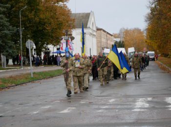 НАВІКИ В СТРОЮ: РОМЕНСЬКА ГРОМАДА ПОПРОЩАЛАСЯ ІЗ ВІДВАЖНИМ ЗАХИСНИКОМ УКРАЇНИ ОЛЕКСАНДРОМ МЕЛЬНИКОМ