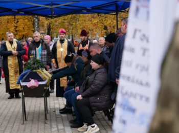 НАВІКИ В СТРОЮ: РОМЕНСЬКА ГРОМАДА ПОПРОЩАЛАСЯ ІЗ ВІДВАЖНИМ ЗАХИСНИКОМ УКРАЇНИ ОЛЕКСАНДРОМ МЕЛЬНИКОМ